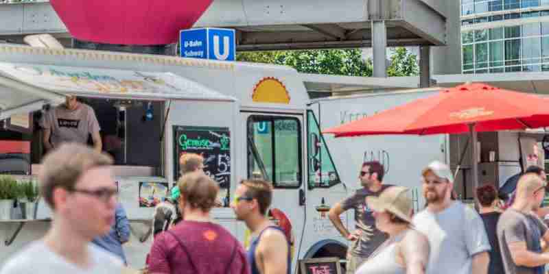 Auf einem Street Food Festival: Foodtrucks und Besucher