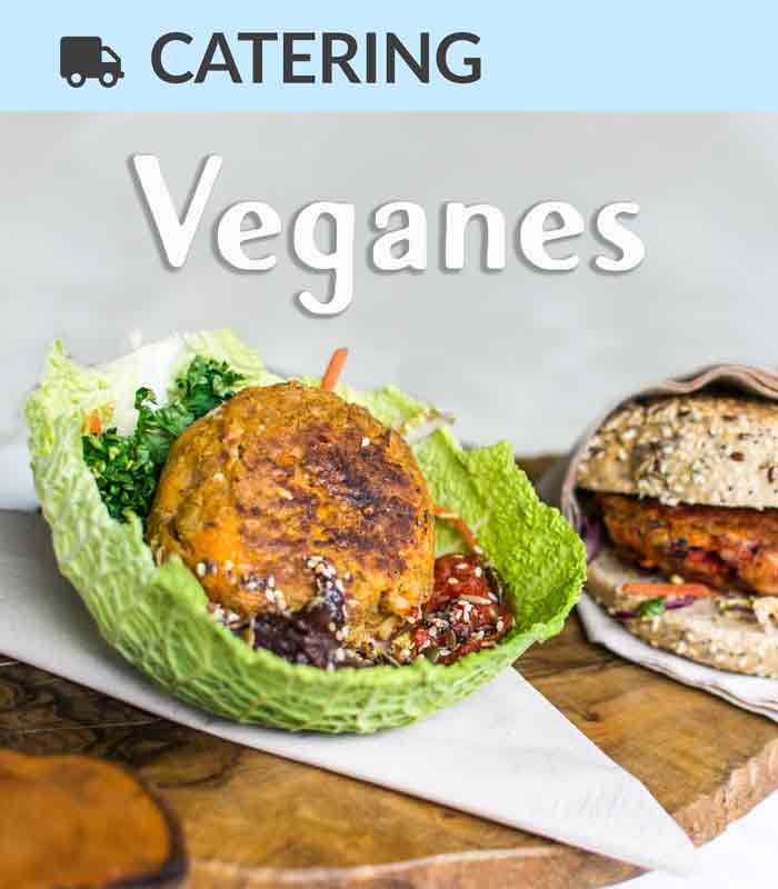 Catering Foodtruck Veganes mit einem Gemüsepatty im Hintergrund